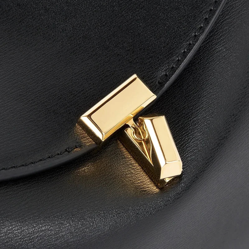 Borsa Toteme T-Lock Leather Clutch Black Gold - immagine 6